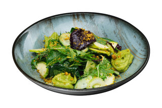 Green salad with apple and guacamole