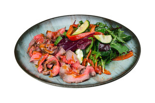 Roast beef salad with marinated peppers